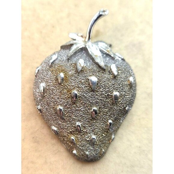 VINTAGE 1968 SARAH COVENTRY “STRAWBERRY ICE” SILVER TONE FRUIT BROOCH - Picture 1 of 2